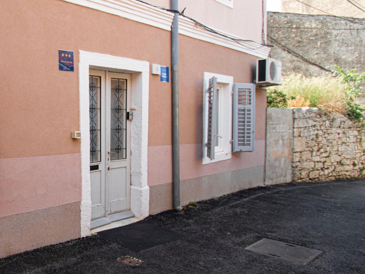 Nina Colosseum Apartment Pula Exterior photo